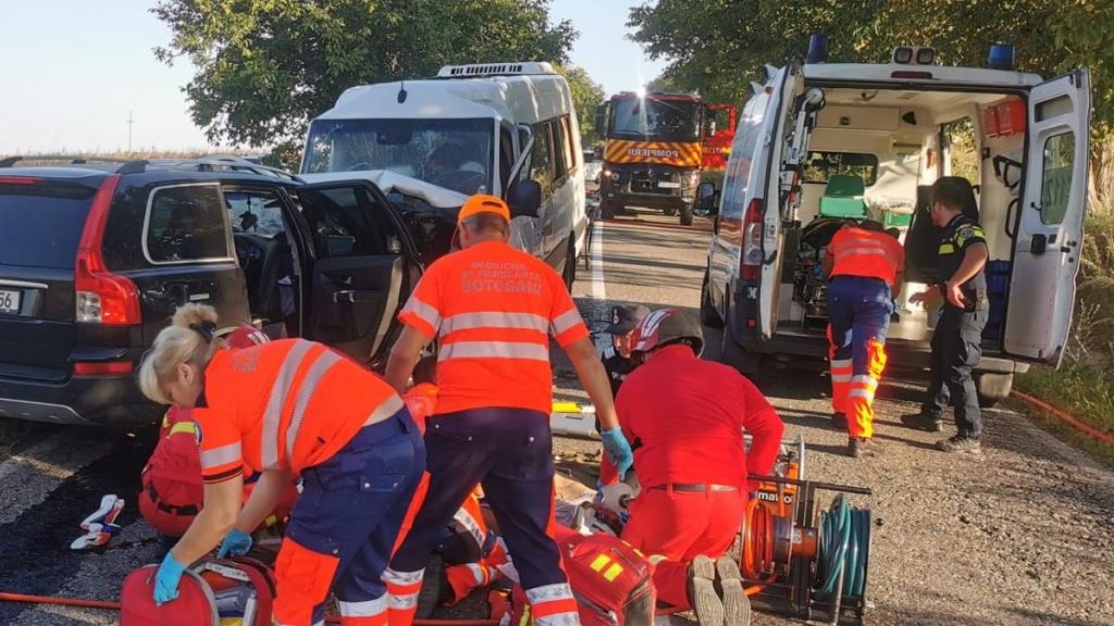 microbuz si masina implicate in accident la botosani