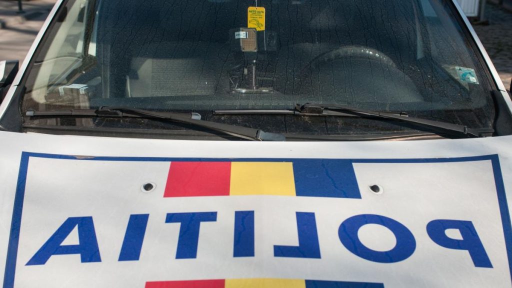 Bărbat fură mașină din curtea Poliției și fuge Barbat fura masina din curtea Politei si fuge