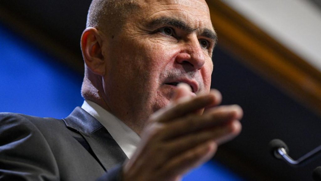 Ilie Bolojan huiduit la Carei jandarmii amendeaza doua persoane
