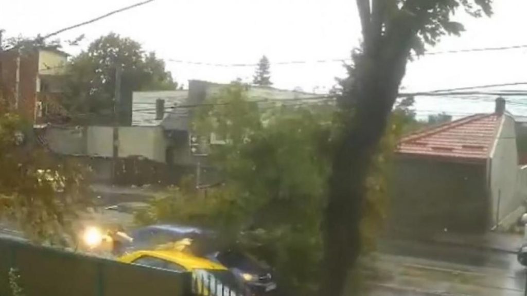 Imagini apocaliptice in Bucuresti Copac rupt loveste o masina