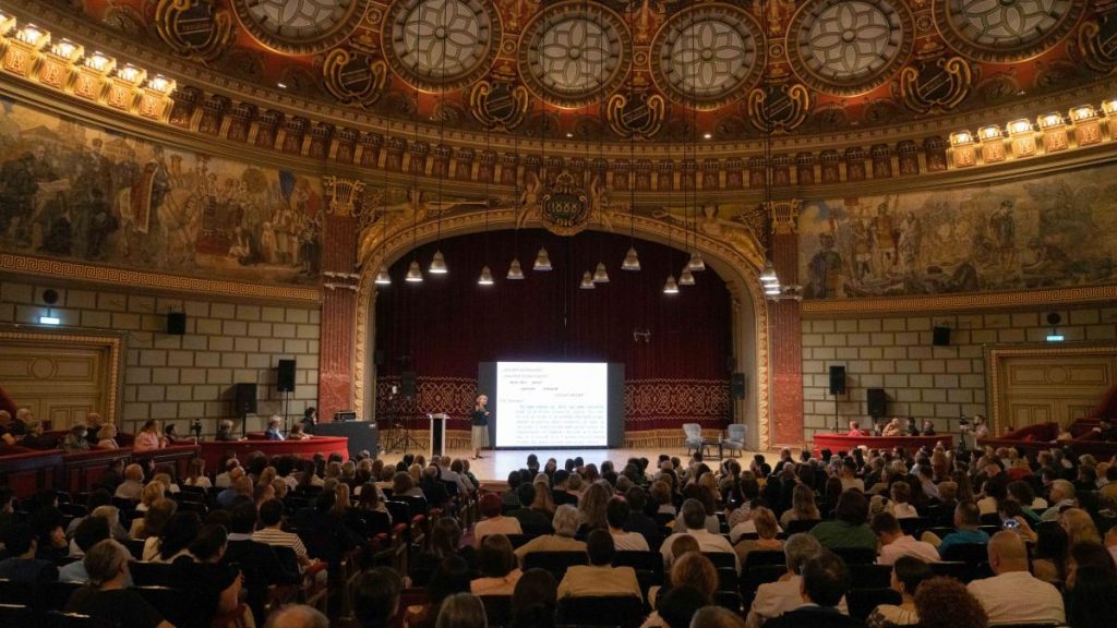Institutul de cultura isi poate continua activitatea