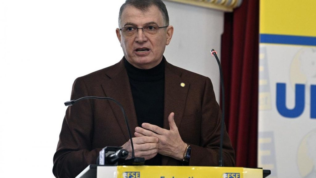 Marius Nistor cere demisia ministrului Educaţiei: referendum naţional privind greva generală. Marius Nistor cere demisia ministrului Educatiei referendum national privind greva generala