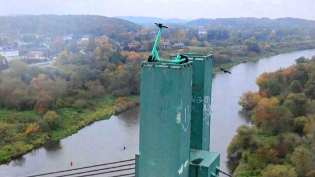 Trotinetă electrică pe un pilon de pod, 40 metri trotineta electrica pe un pilon de pod 40 metri