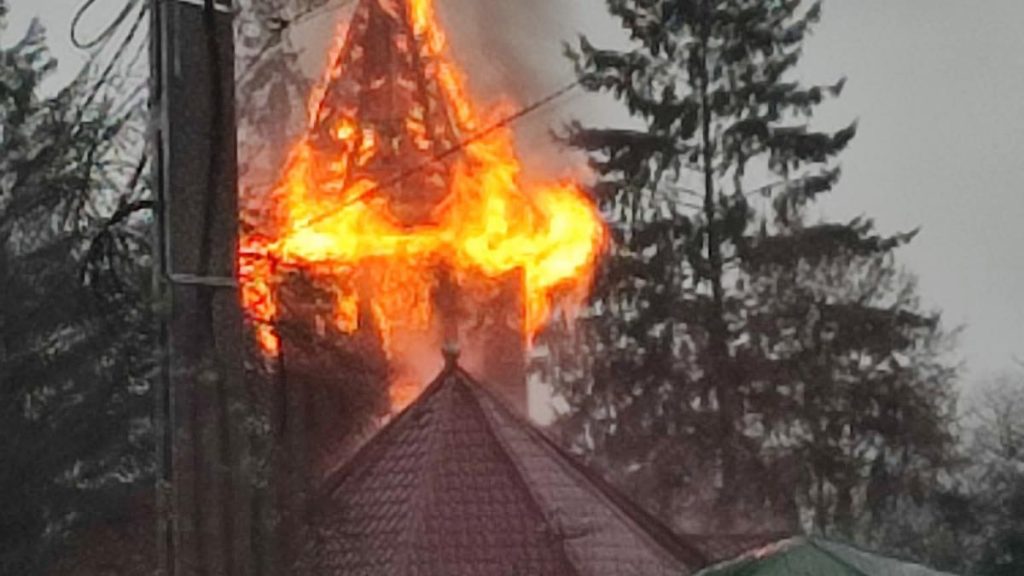 Alerta in judeul Bacau biserica a luat foc pompierii intampina dificultati
