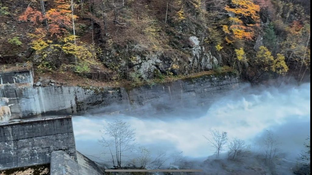 Imagini spectaculoase cu Lacul Vidraru si peisaje rare