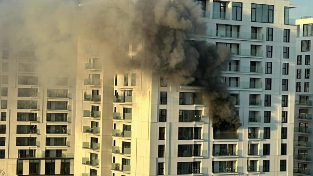 Incendiu la un bloc din București: 6 persoane spitalizate Incendiu la un bloc din Bucuresti 6 persoane spitalizate 1