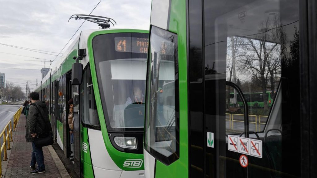 Linia 41 din Capitala blocata din cauza unei cazaturi