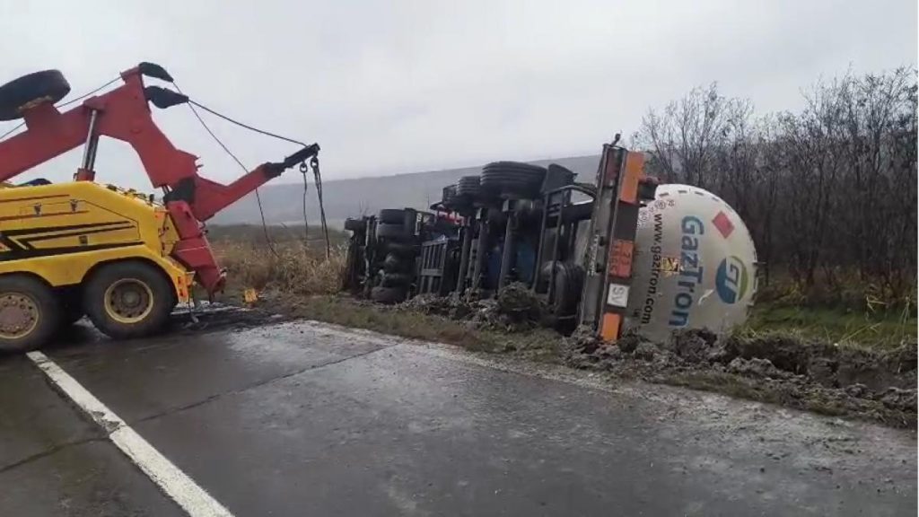 O cisternă cu 19 tone combustibil răsturnată în Vaslui O cistern cu 19 tone combustibil rsturnat n Vaslui