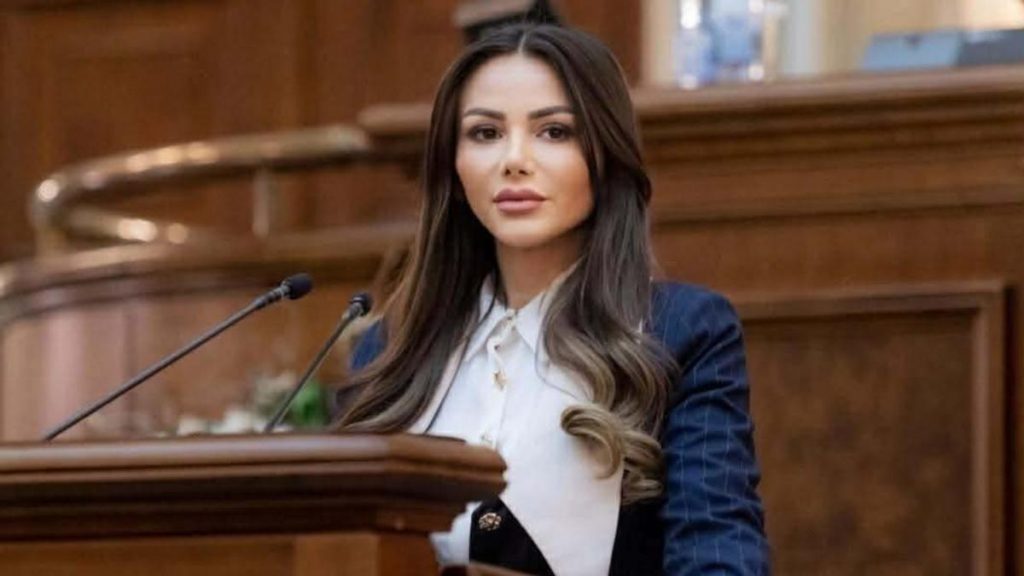 Scandal cu o senatoare Batuta de sotia unui barbat