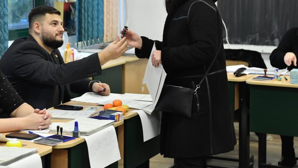 Stampila si buletinul de vot pentru alegerile 2025