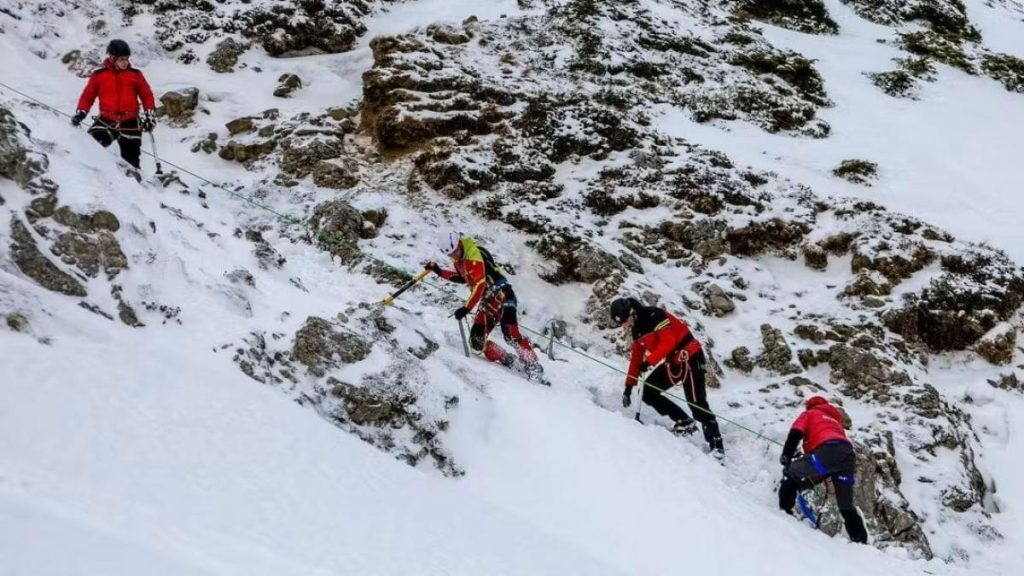 Elicopter Black Hawk, intervenție în salvarea unui tânăr dispărut elicopter black hawk interventie in salvarea unui tanar disparut