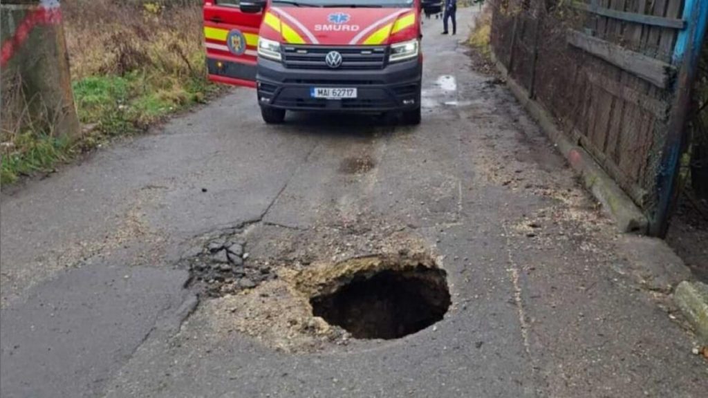 incident bizar in petrosani doi barbati au cazut intr o groapa