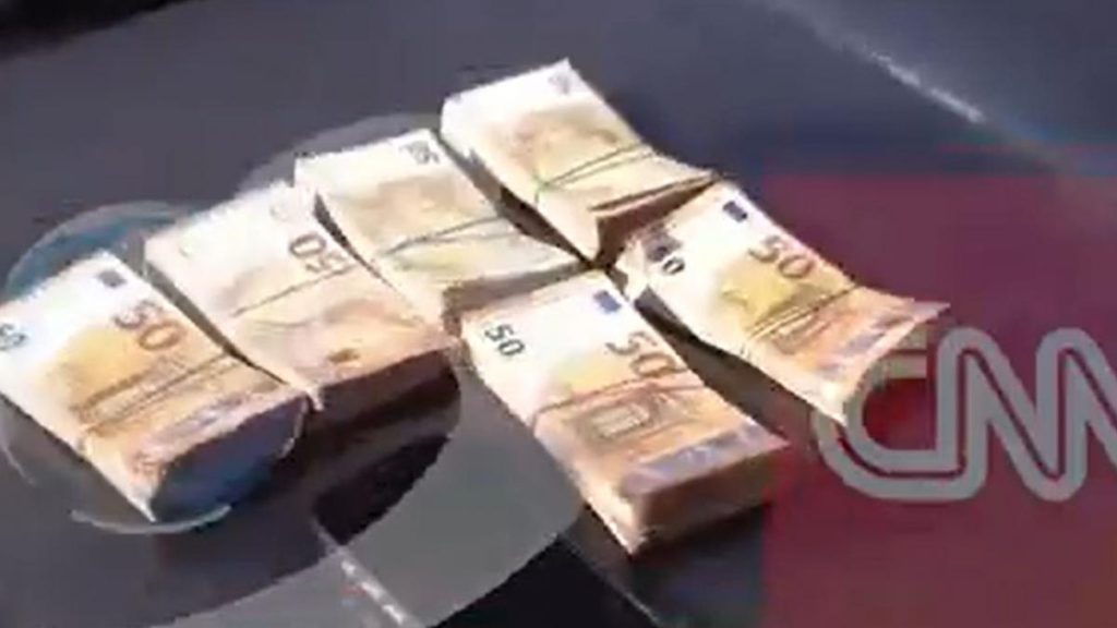 Teancuri cu bani pentru trucarea angajărilor în Olt teancuri cu bani pentru trucarea angajarilor in olt