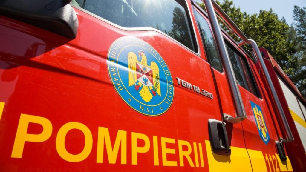 75 de angajaţi ai Prefecturii Sibiu au plecat din clădire 75 de angajati ai Prefecturii Sibiu au plecat din cladire