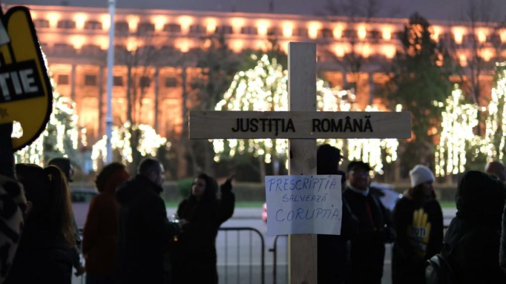 A treia seară de proteste în Piața Victoriei A treia seara de proteste in Piata Victoriei