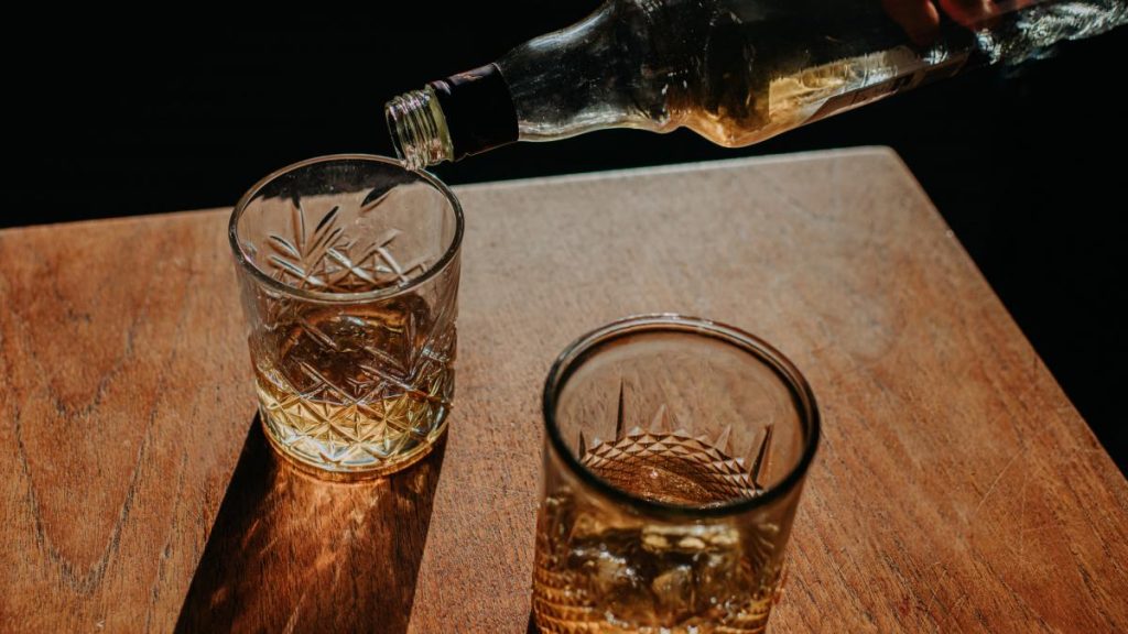 Aproape 40 dintre copiii romnilor consuma alcool excesiv