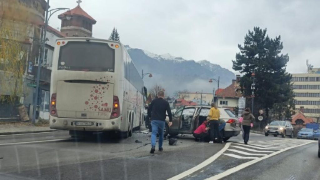 Autocar cu 71 de oameni tamponat de autoturism la Sinaia Autocar cu 71 de oameni tamponat de autoturism la Sinaia