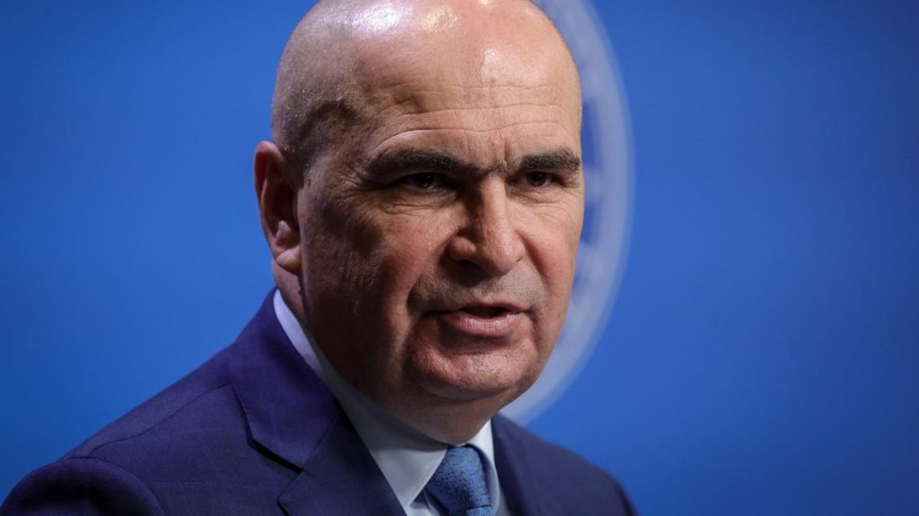 Bolojan, cu şapcă, la Târgul Gaudeamus. A cumpărat cartea despre războaie. Bolojan cu sapca la Targul Gaudeamus A cumparat cartea despre razboaie