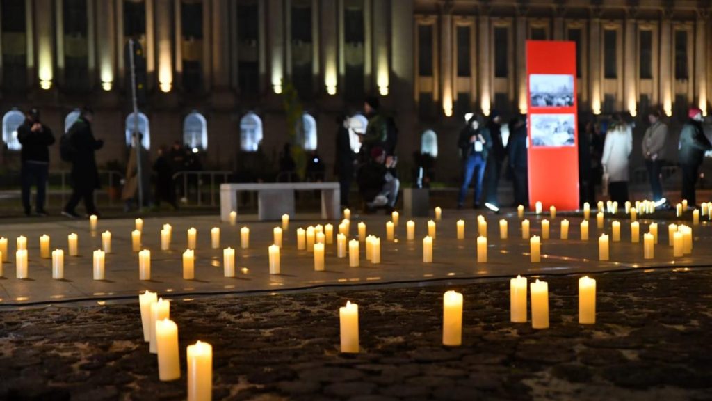 Bucurestenii au aprins candele in Piata Revolutiei