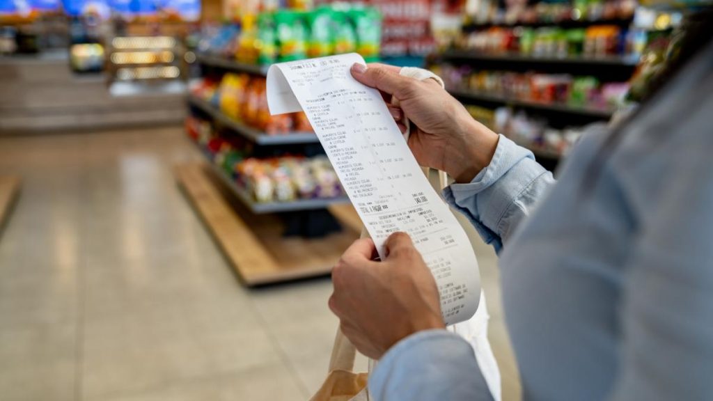 Ce cumpara romanii din supermarket inainte de Revelion