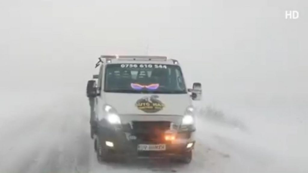 Circulația a fost închisă pe mai multe drumuri din cauza ninsorilor Circulatia a fost inchisa pe mai multe drumuri din cauza ninsorilor