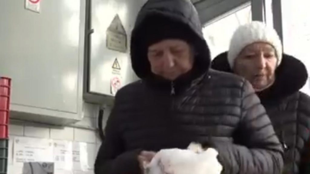 Coada la cantina sociala pentru o masa calda