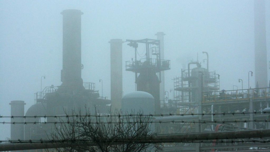 Criza apei amenință rafinăria ce produce 35% din combustibil. Criza apei ameninta rafinaria ce produce 35 din combustibil