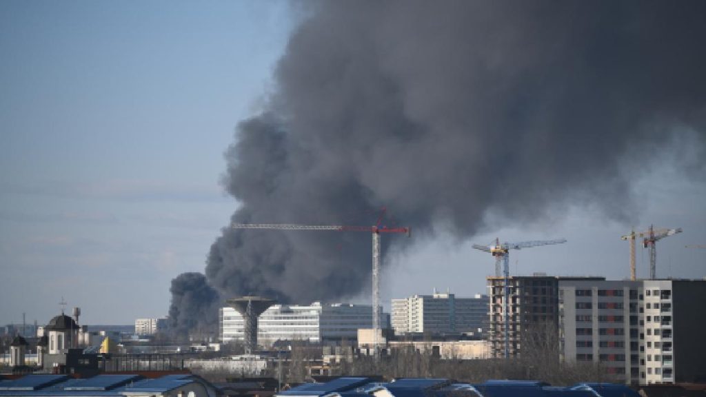 Direcția de Mediu a trimis echipamente de monitorizare la incendiul din Sectorul 6. Directia de Mediu a trimis echipamente de monitorizare la incendiul din Sectorul 6
