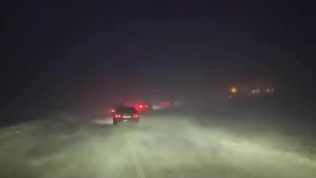 Drumul spre Rânca s-a închis din cauza viscolului Drumul spre Ranca s a inchis din cauza viscolului 1