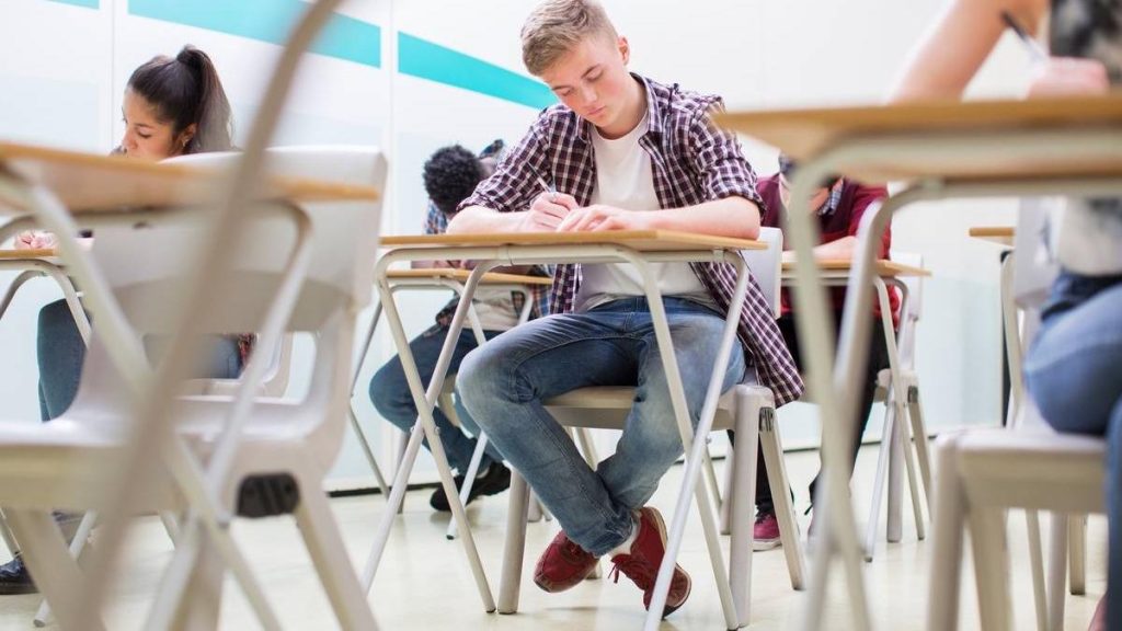 Elevii cu media 10 la Evaluare și Bacalaureat primesc bani. Elevii cu media 10 la Evaluare si Bacalaureat primesc bani