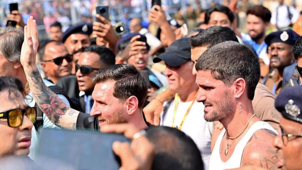 Fanii din India au plătit peste 11.000 dolari pentru o fotografie cu Messi Fanii din India au platit peste 11000 dolari pentru o fotografie cu Messi