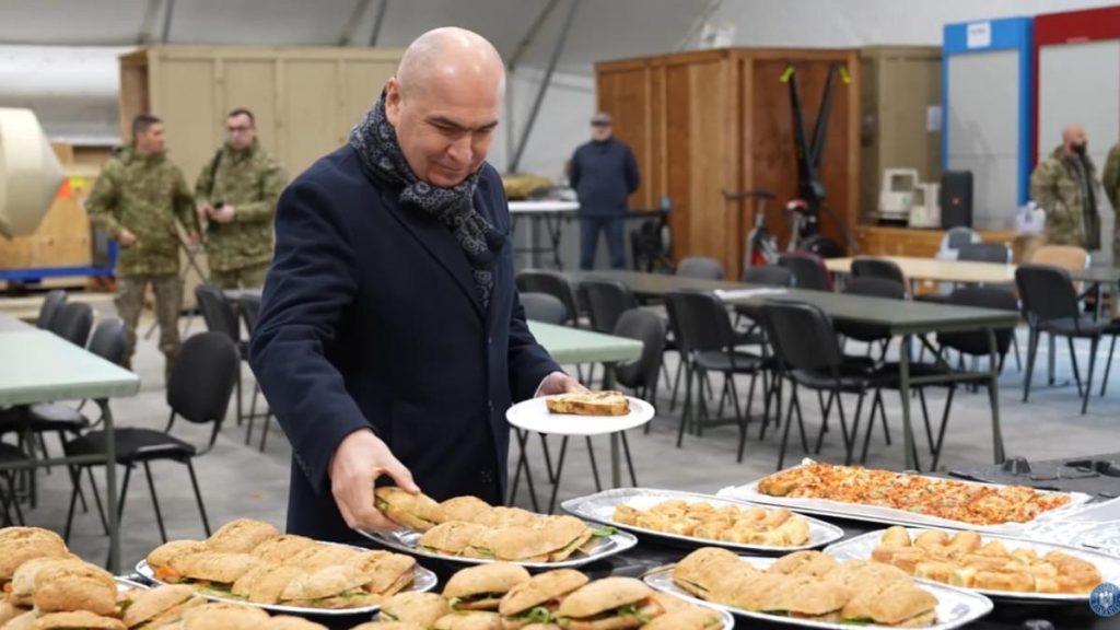 Ilie Bolojan la popota cu soldatii NATO Campia Turzii