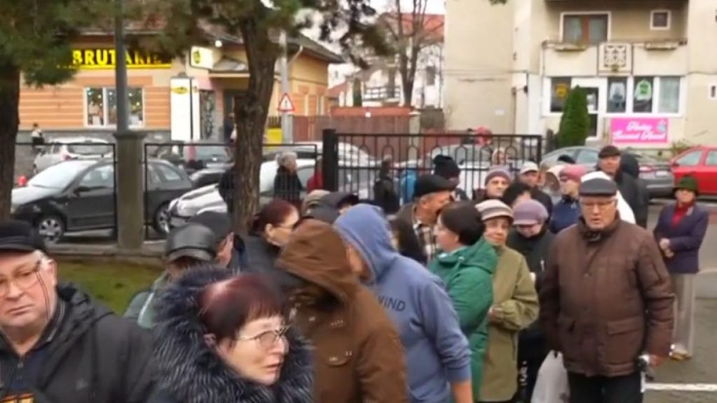 Imagini din vremea lui Ceauescu Cozi la ap n Cmpina