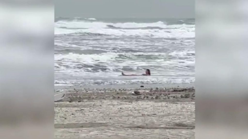 Imagini surprinzătoare la Mamaia: Femeie în mare la 8 grade Imagini surprinzatoare la Mamaia Femeie in mare la 8 grade