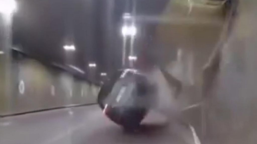 Momentul când o maşină intră în perete, Bucureşti Momentul cand o masina intra in perete Bucuresti