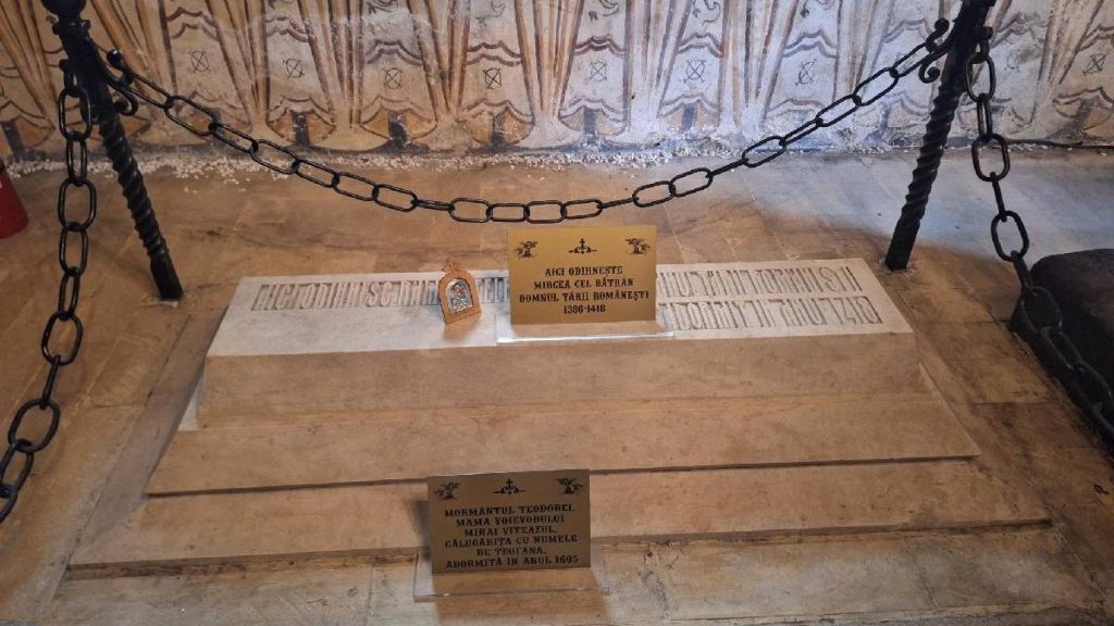Mormantul lui Mircea cel Batran de la Cozia redeschis