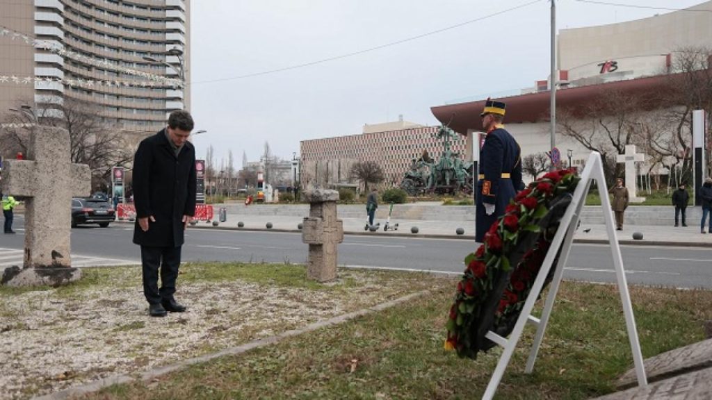 Nicusor Dan a depus o coroana la monumentul erouilor