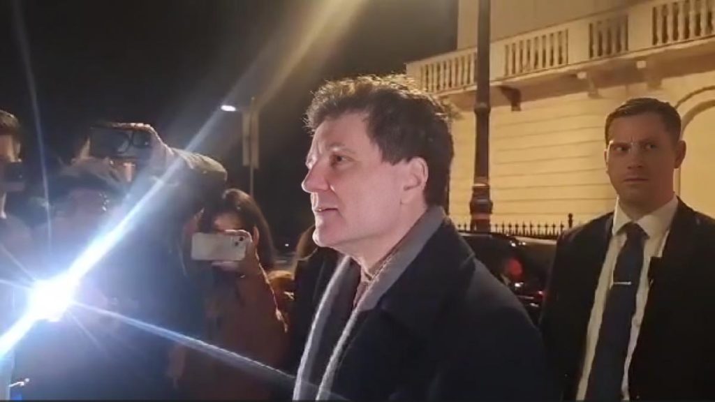 Nicuşor Dan a discutat cu protestatarii despre alegerile anulate Nicusor Dan a discutat cu protestatarii despre alegerile anulate
