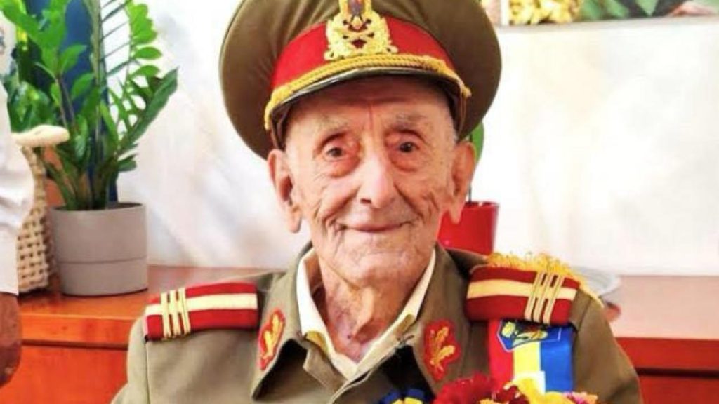 Nicustor Dan a decorat veteranul Ion Vasile Banu