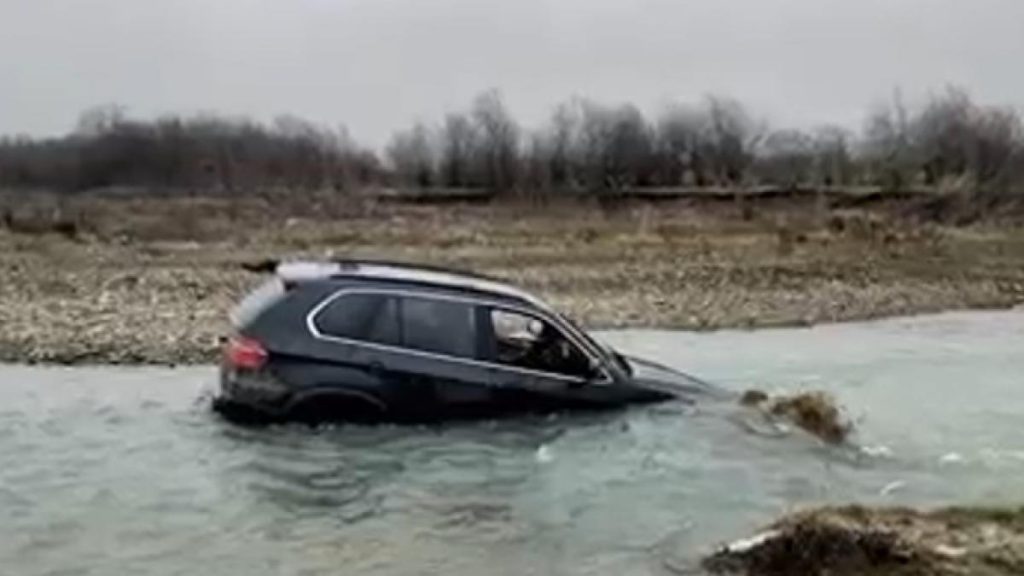 Sofer beat fara permis prins dupa ce a ajuns in rau