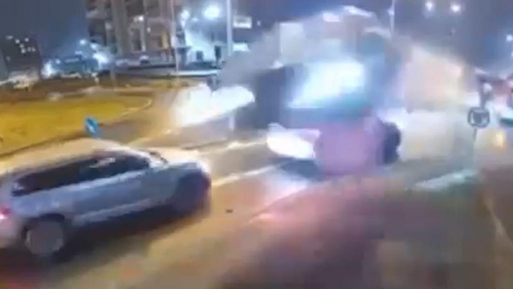 Șofer din Oradea zboară cu mașina peste giratoriu Sosfer din Oradea zboara cu masina peste giratoriu