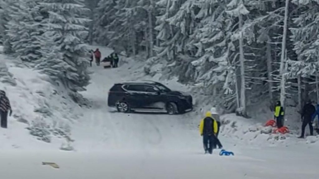 Turist intră cu maşina pe pârtia din Parâng Turist intra cu masina pe partia din Parang
