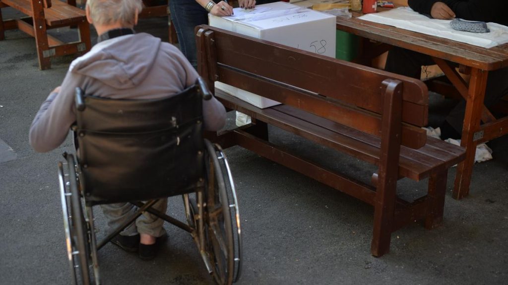 Zeci de mii de pacienți cu dizabilități se tem de indemnizații Zeci de mii de pacienti cu dizabilitati se tem de indemnizatii