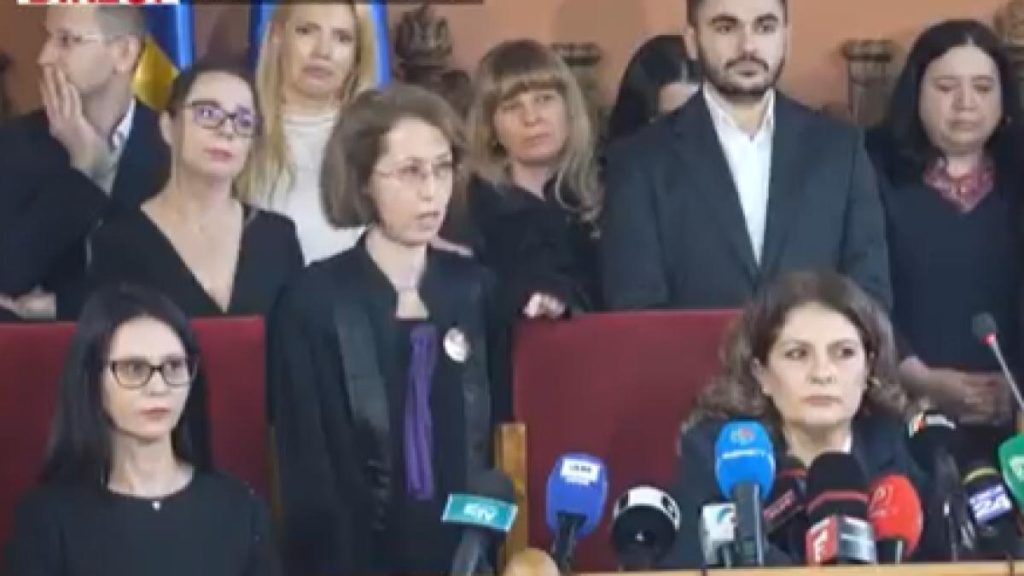 judecatoare intervine la conferinta de presa spune suntem terorizati