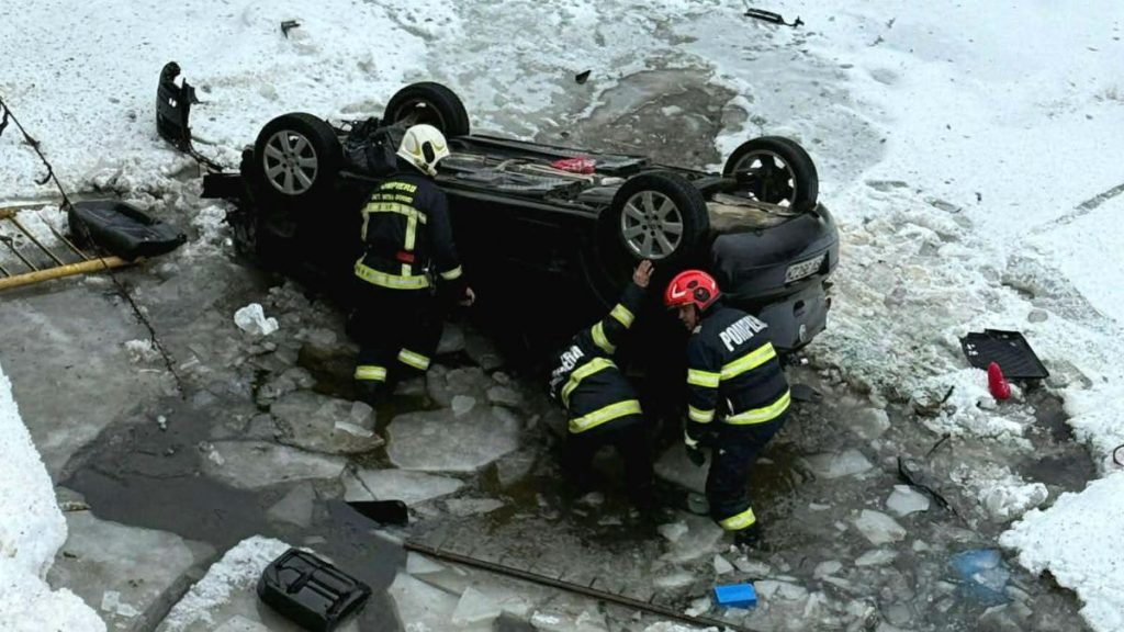 Accident la Vatra Dornei: Maşină cu 5 copii căzută în apă Accident la Vatra Dornei Masina cu 5 copii cazuta in apa