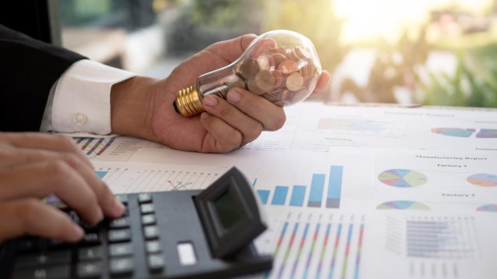 Angaja ii ANRE contesta in instanta reducerea salariilor cu 30