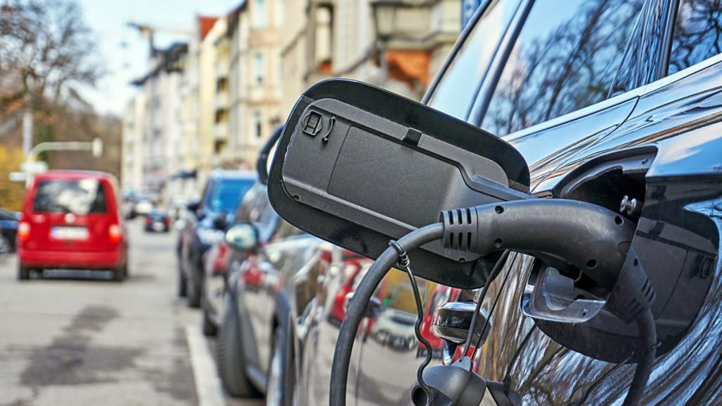 Bolojan propune eliminarea facilitatilor pentru vehiculele hibride Cineva trebuie sa suportes costurile