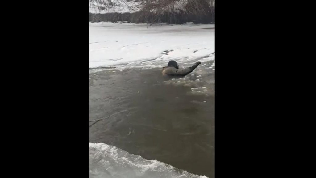 Clipe dramatice in Gherla Doi copii de 4 si 5 ani au cazut cu sania in raul Somes Unul dintre