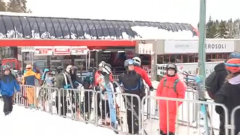 Cozi uriașe la telegondola din Poiana Brașov Cozi uriasem la telegondola din Poiana Brasov
