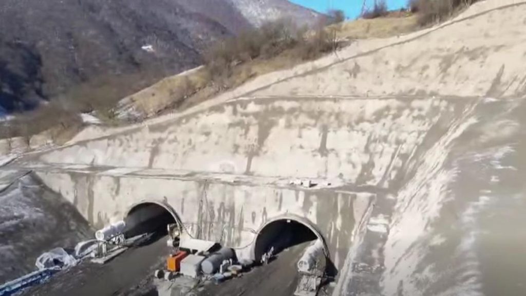 Cum sunt lucrările pe secțiunea montană a Autostrăzii Sibiu – Pitești Cum sunt lucrarile pe sectiunea montana a Autostrazii Sibiu Pitesti